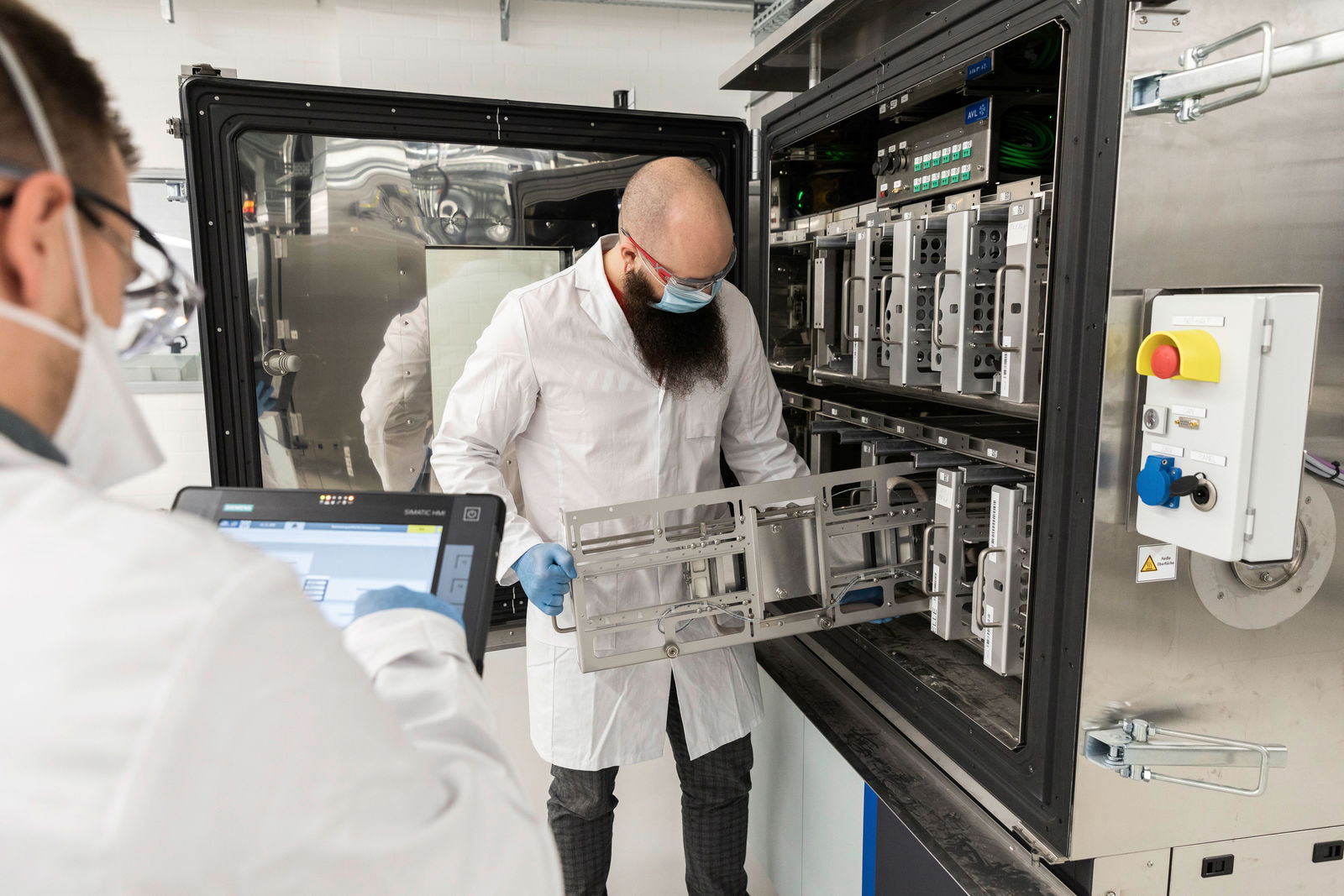 Opening of battery laboratories | Positioning cells in a test chamber