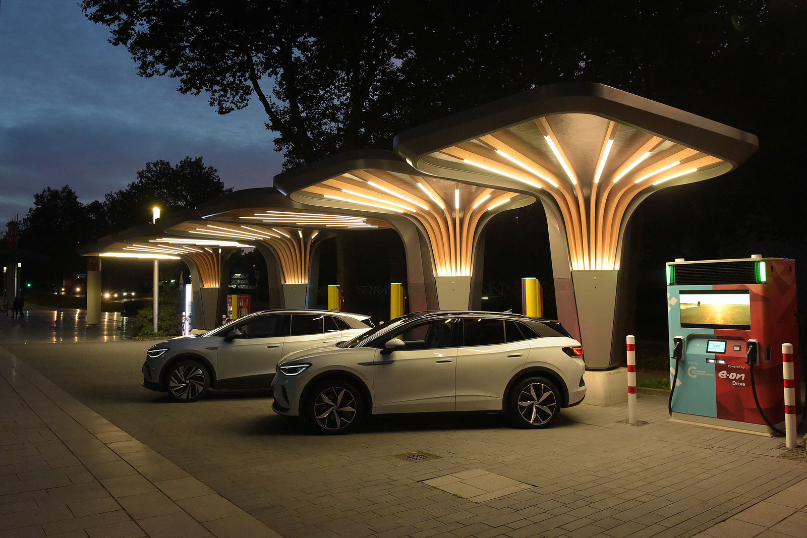 E.ON und Volkswagen bringen Schnelllader mit Speicher-Batterie auf den Markt