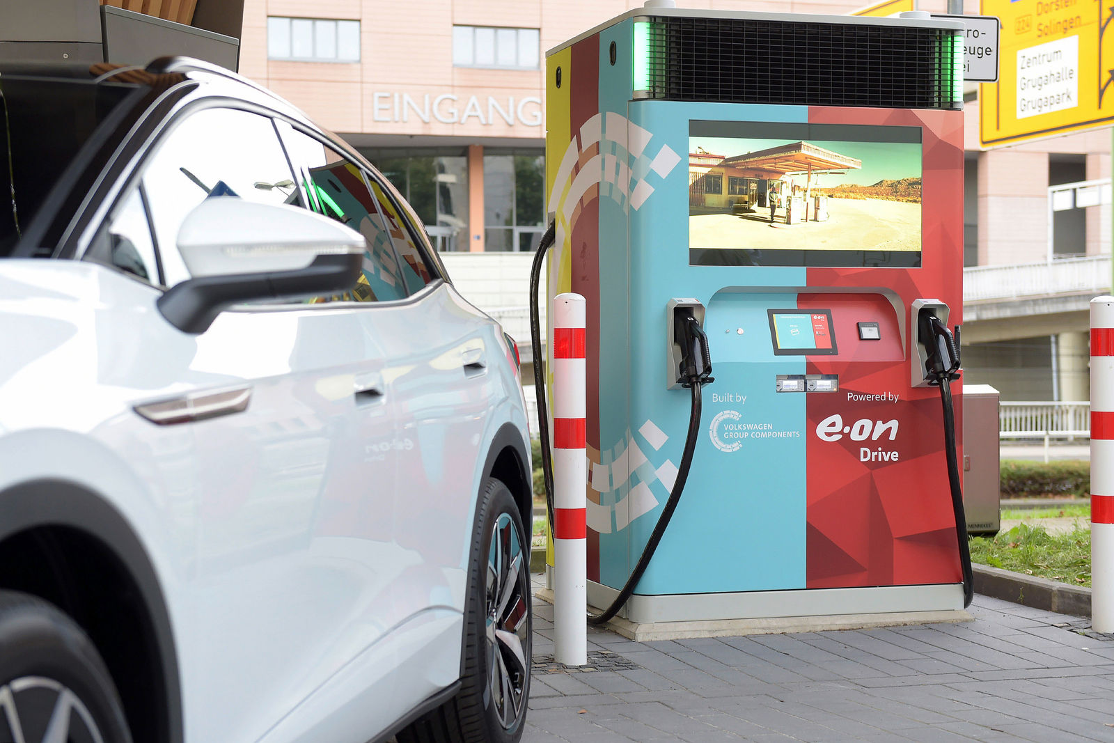 E.ON und Volkswagen bringen Schnelllader mit Speicher-Batterie auf den Markt
