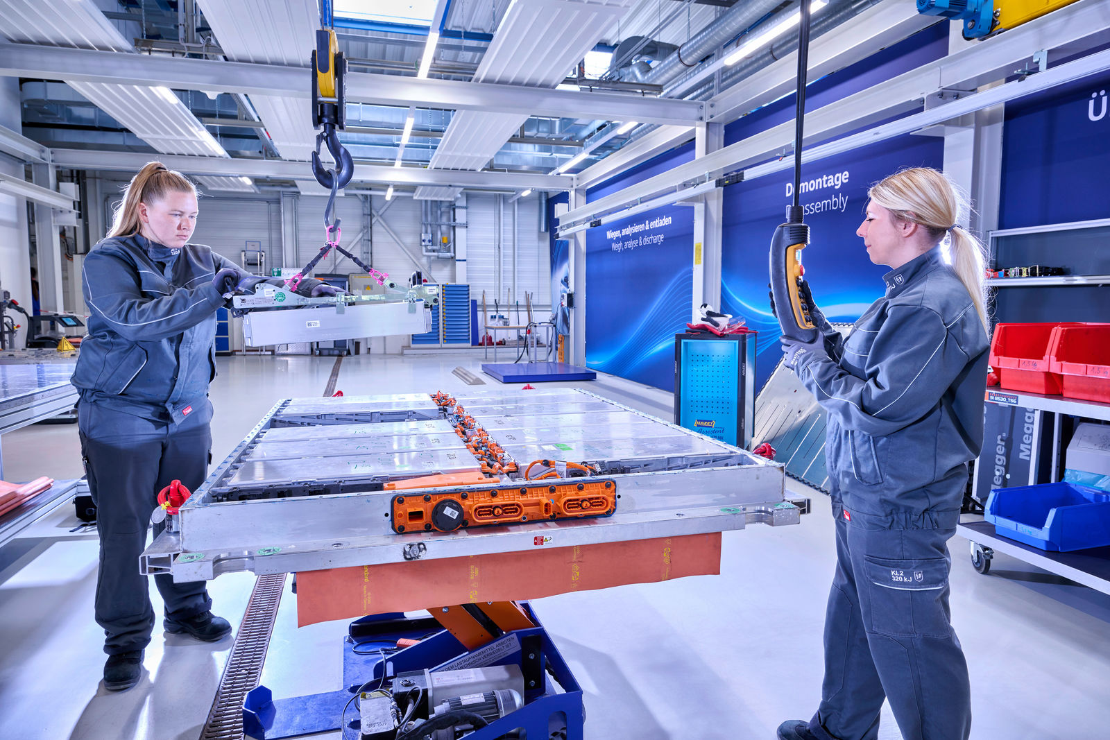 Workers are assembling battery cells on a production line. Precision and technology in the assembly of these batteries are crucial for the production of efficient and reliable energy solutions for electric mobility.