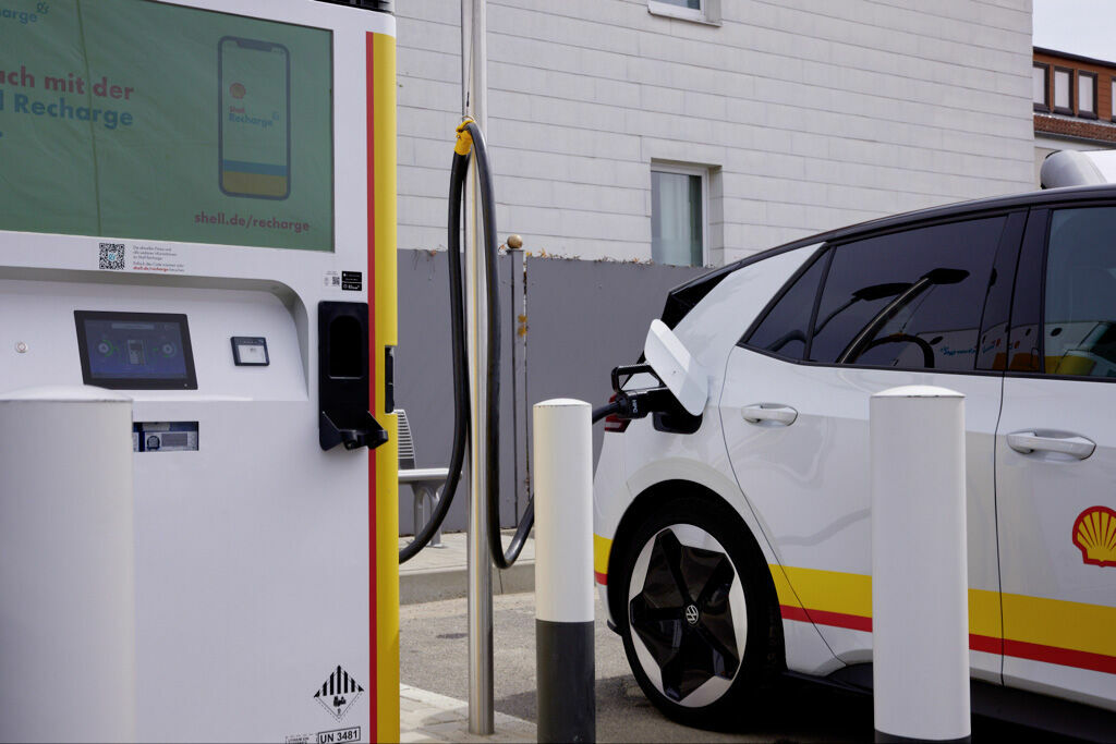 Shell und Volkswagen treiben Ausbau der Ladeinfrastruktur voran: Eröffnung der ersten innovativen Flexpole-Ladestation