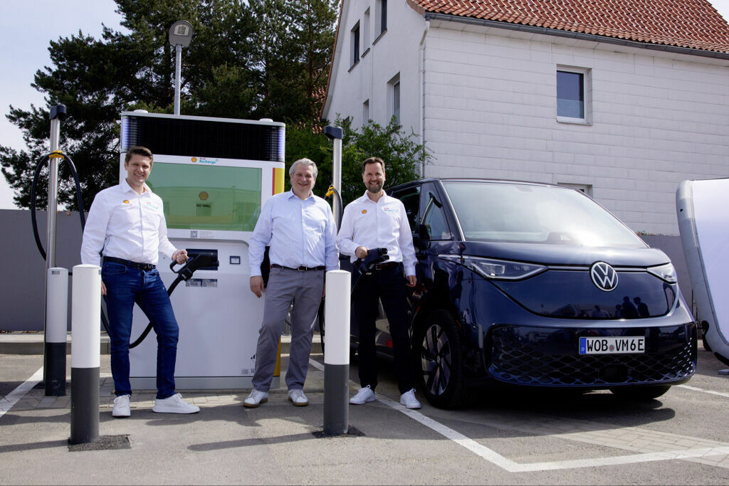 Shell and Volkswagen push ahead the expansion of charging infrastructure: Opening of the first innovative Flexpole charging station
