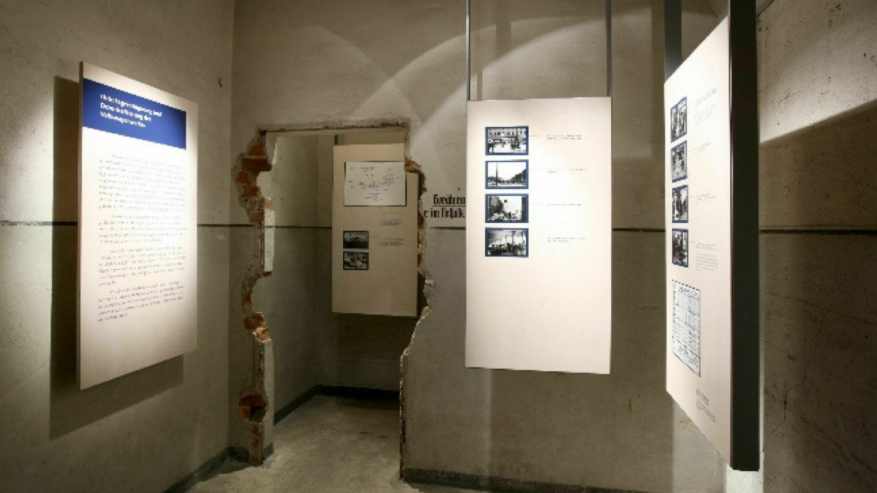 Foto von Ausstellung zu Schäden von Bombenangriffen auf VW Werk