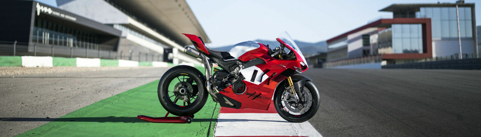 rote Ducati, die am rand einer Rennbahn steht