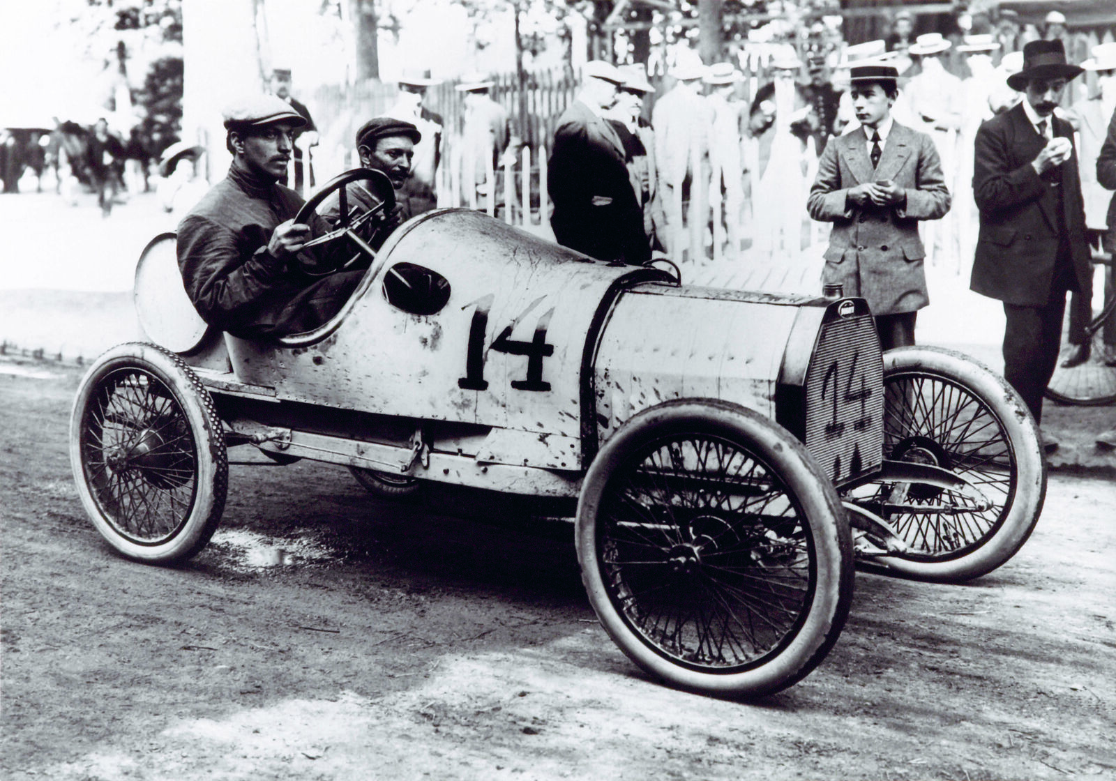 Выпущен первый в мире. Bugatti Type 13 1910. 1910—1920 Bugatti Type 13. Бугатти 1910. Бугатти 1911.