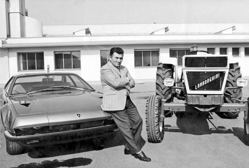 Ferruccio Lamborghini vor dem Traktorenwerk in Cento
