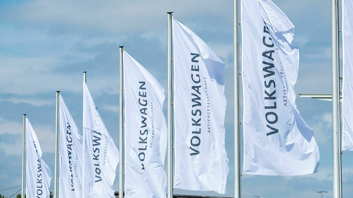 Volkswagen Group Flaggen in einer Reihe