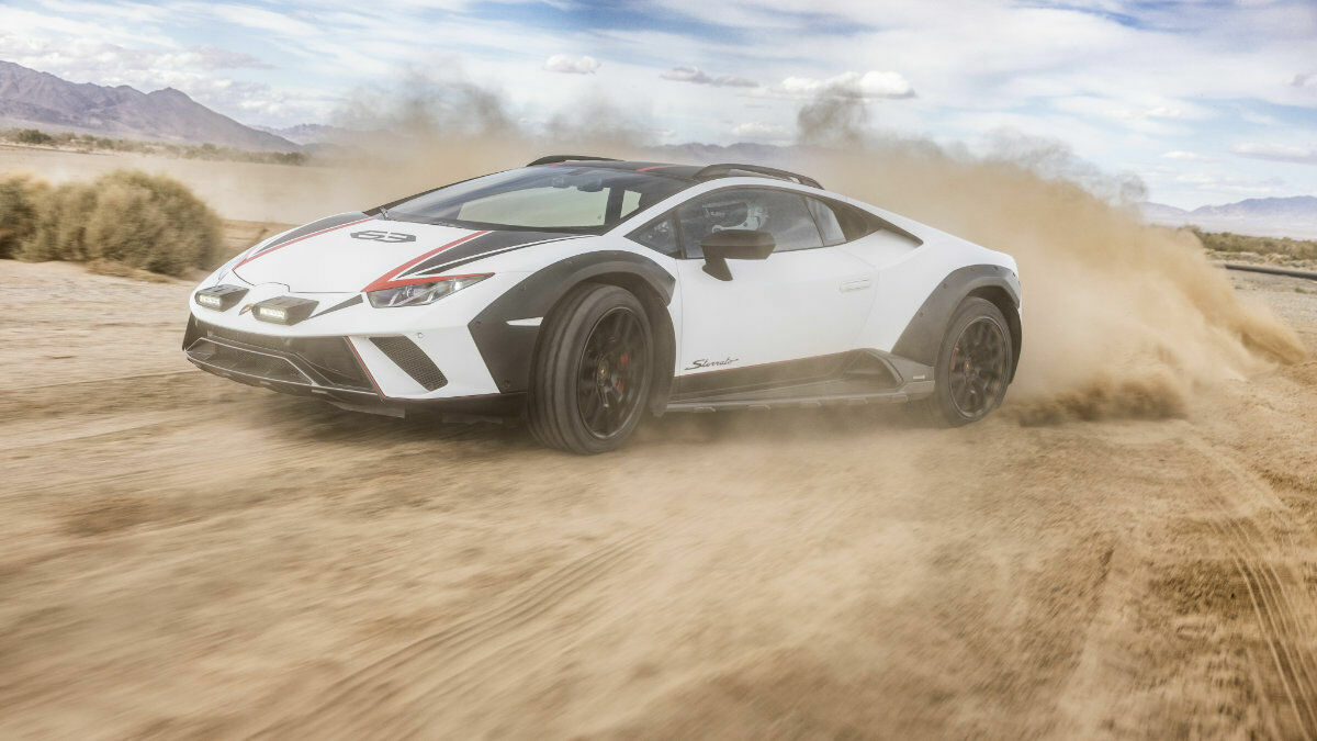 Fahrrender weißer Lamborghini Huracán Sterrato in der Wüste.