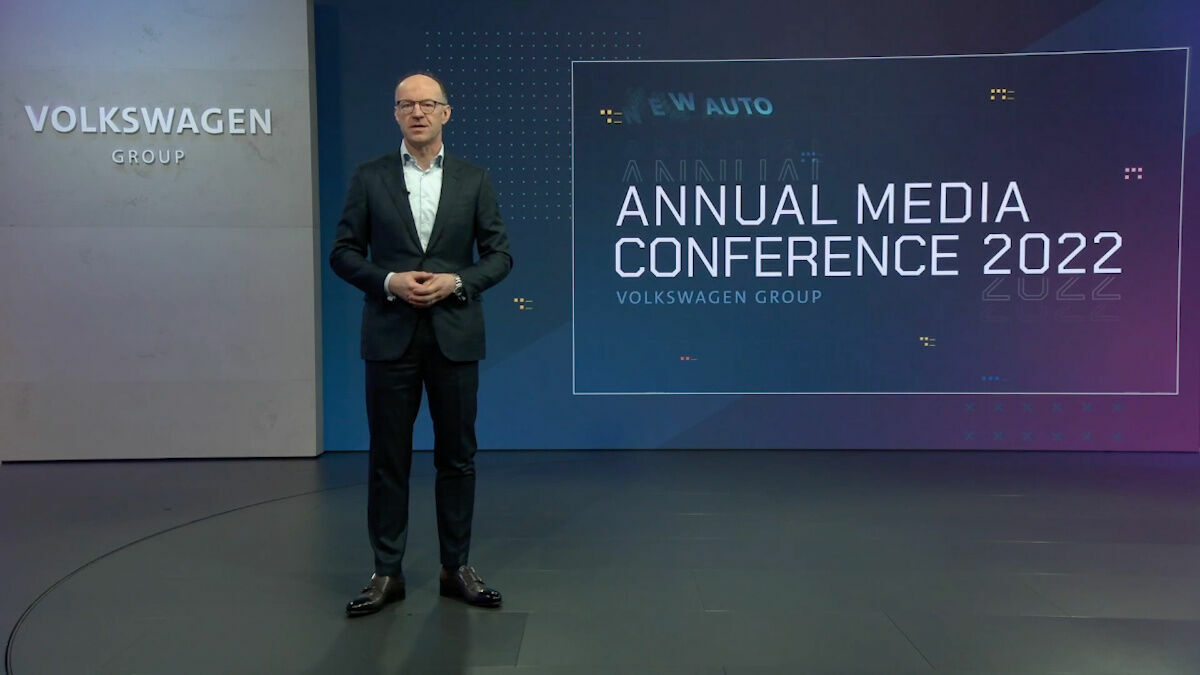 Mann auf der Bühne der Jahresmedienkonferenz und Analysten- und Investorenkonferenz 2022 der Volkswagen AG