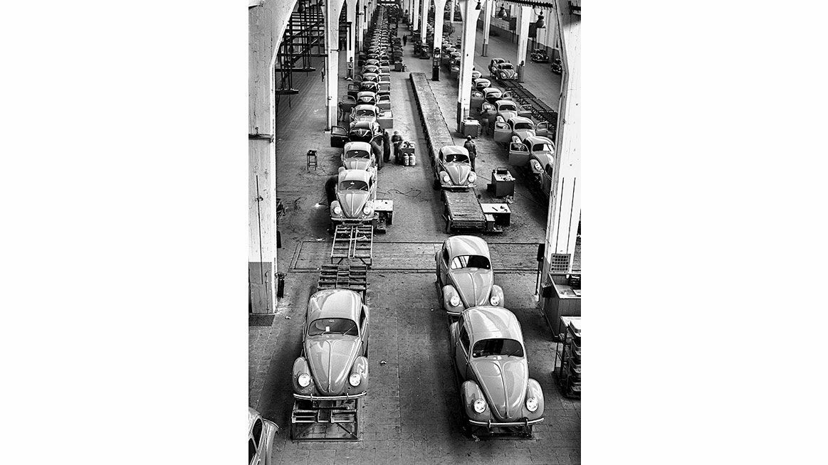 Chronik 1950: Montagelinie in Wolfsburg