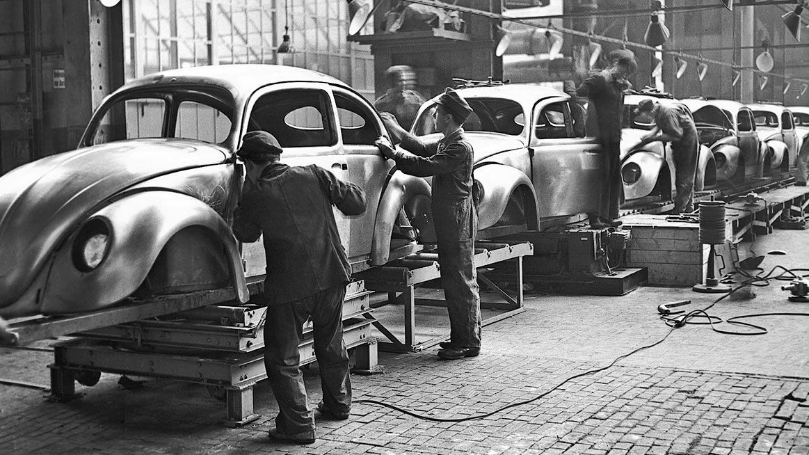Chronicle 1951: Grinding work on car bodies