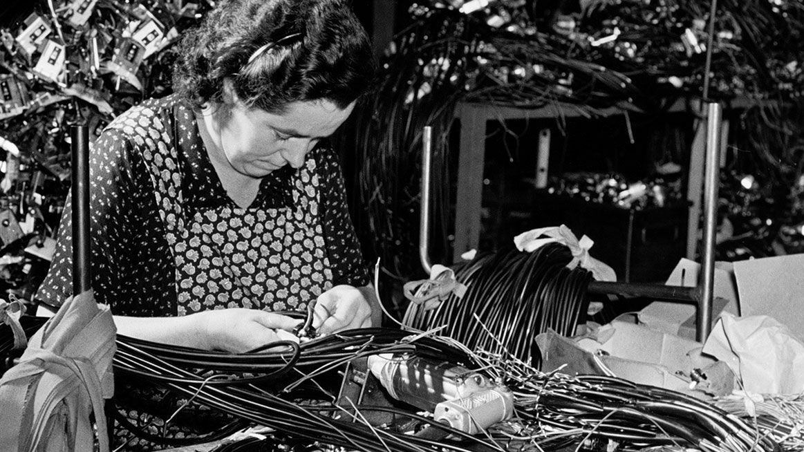 Chronik 1954: Frauen in der Kabelproduktion