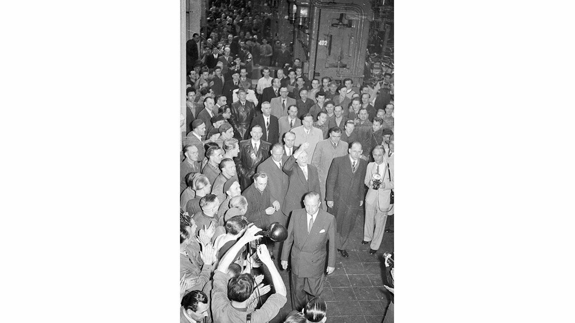 Chronicle 1955: Adenauer at the Volkswagenwerk