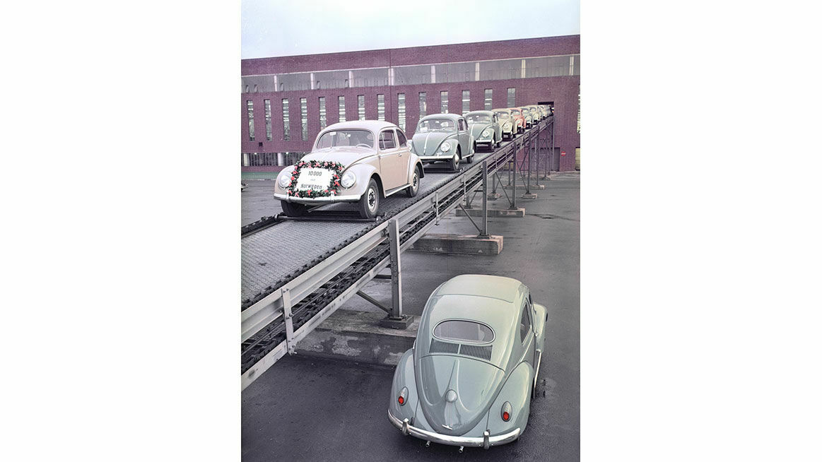Chronicle 1956: Conveyor belt in Wolfsburg