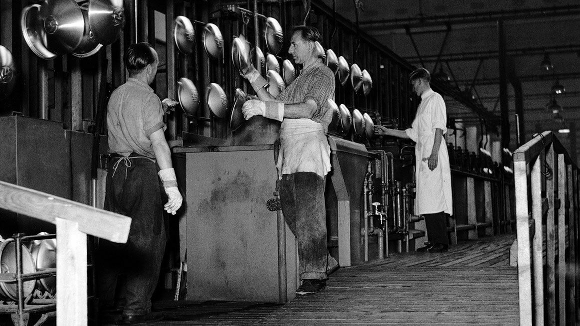 Chronicle 1956: Hubcap production