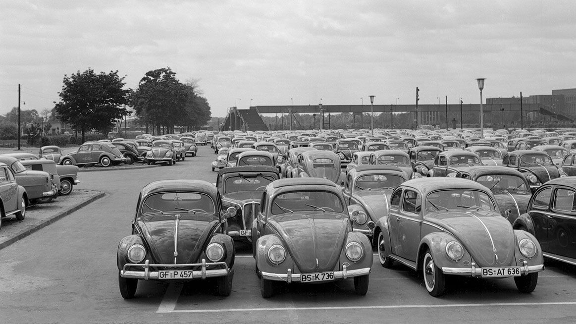 Chronik 1957: Parkplatz in Wolfsburg
