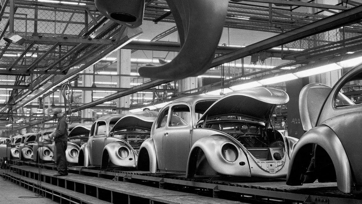 Chronicle 1958: Assembly line in Wolfsburg