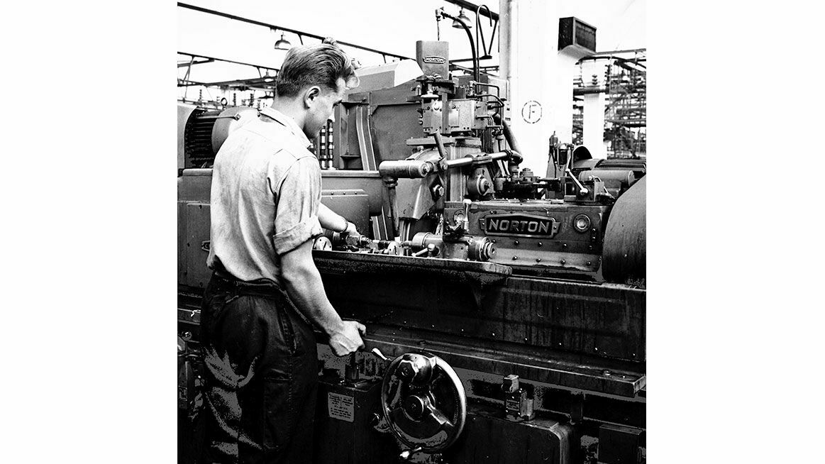 Chronicle 1958: Gearbox production