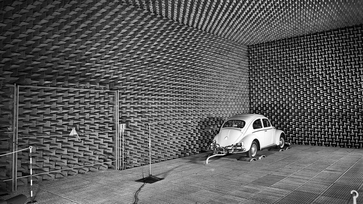 Chronik 1961: Akustiktest im neuen Laboratorium