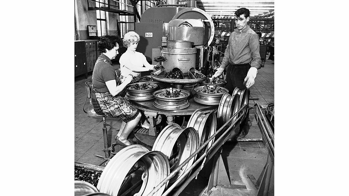Chronicle 1962: Wheel rim production