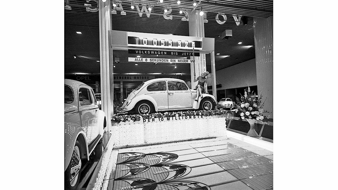 Chronik 1965: 10-millionster Volkswagen mit Mannequin