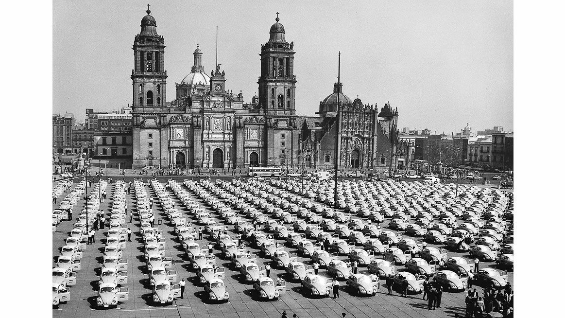 Chronicle 1971: Beetle parade in Mexico