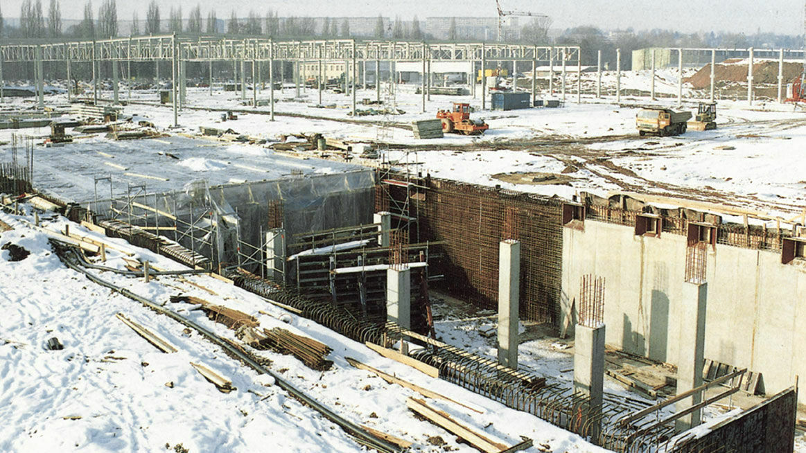 Chronik 1992: Motorenwerk Chemnitz im Bau
