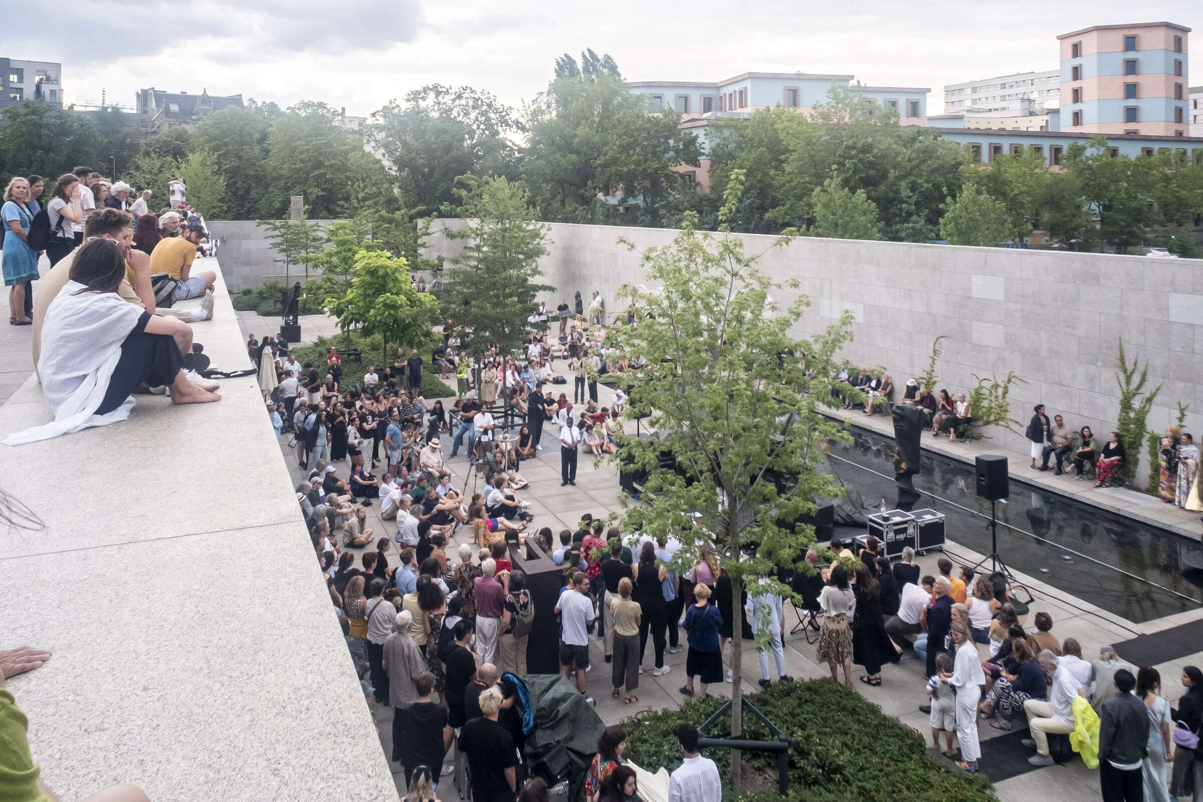 Blick in den Skulpturengarten der Neuen Nationalgalerie in Berlin