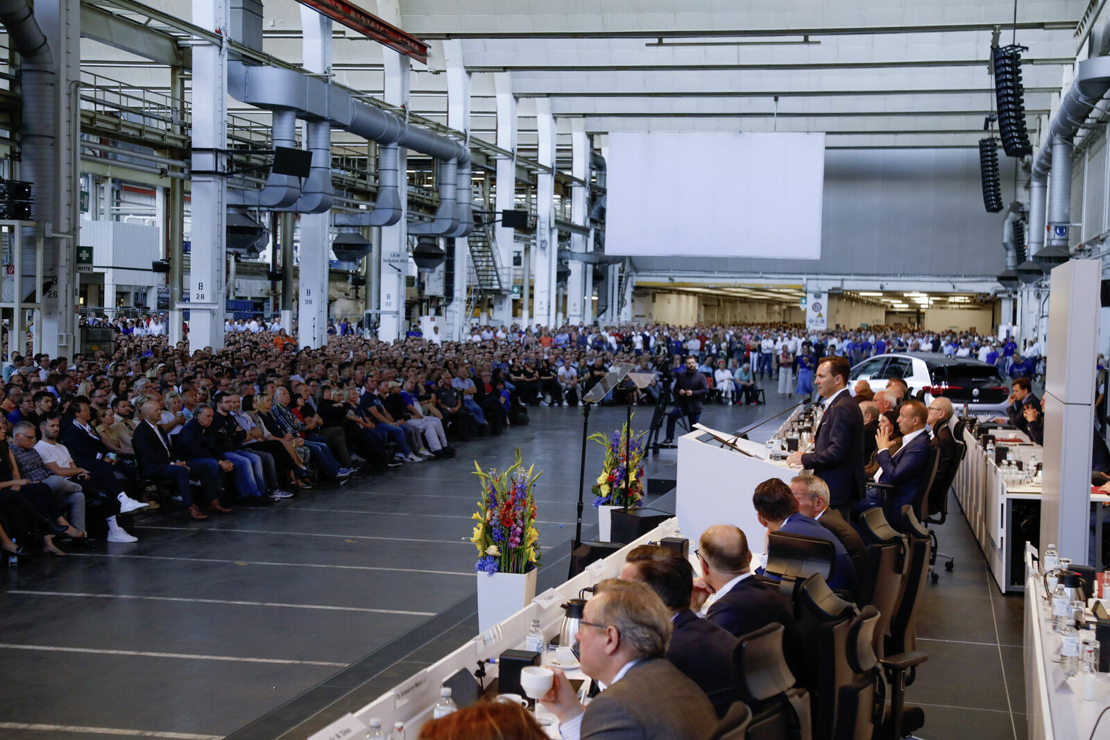 CEO Thomas Schäfer auf der Betriebsversammlung in Wolfsburg: „Das Programm hat für den gesamten Vorstand oberste Priorität. Wir starten eine große, gemeinsame Kraftanstrengung, um die Marke VW zu neuer Stärke zu führen und robust für die Zukunft aufzustellen.“