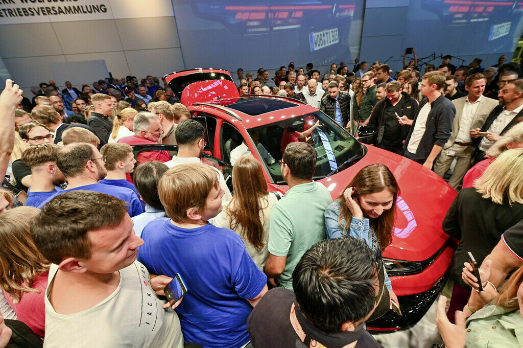 Volkswagen hat heute vor rund 10.000 Beschäftigten den neuen Tiguan1 auf der Betriebsversammlung im Werk Wolfsburg präsentiert.
