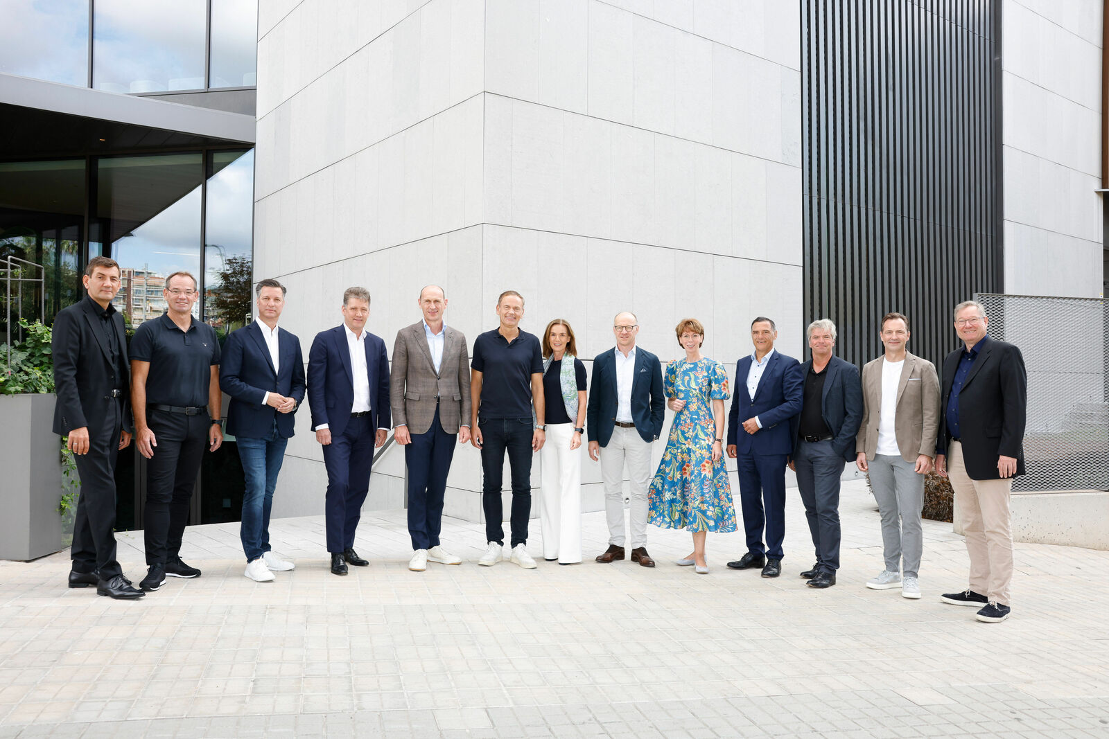 Erweiterter Vorstand der Volkswagen Group: Gruppe von Menschen steht nebeneinander vor einem Gebäude