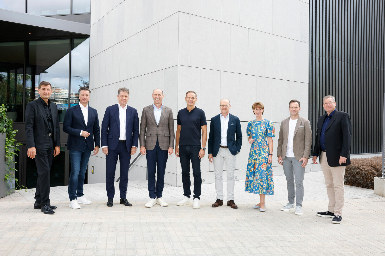 Board of Management of the Volkswagen Group: group of people standing side by side in front of a building