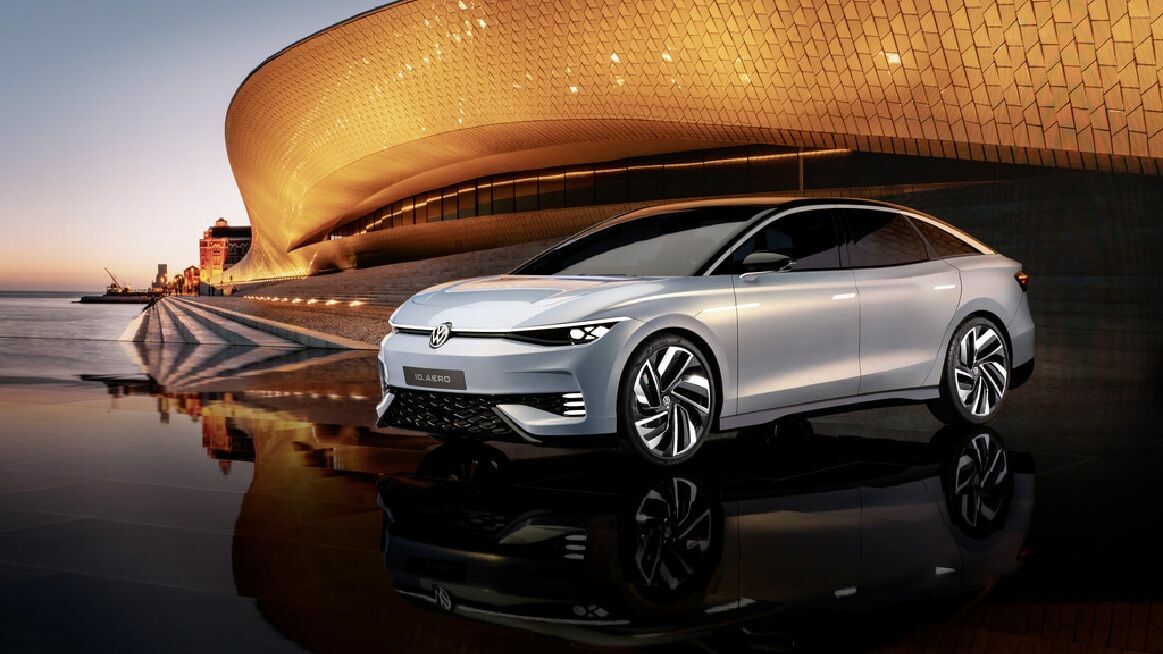 Das neue Concept Car ID. AERO vor einem futuristischen Gebäude