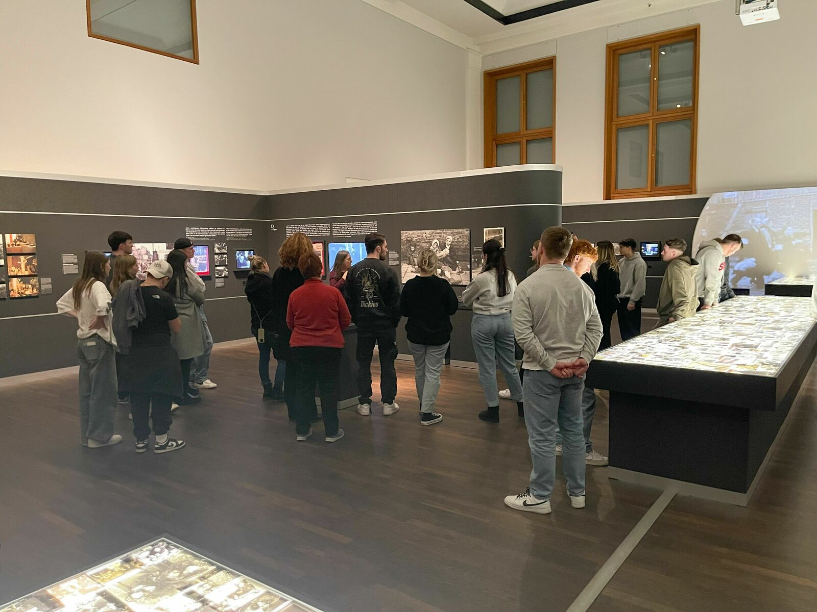 Schüler besuchen eine Ausstellung