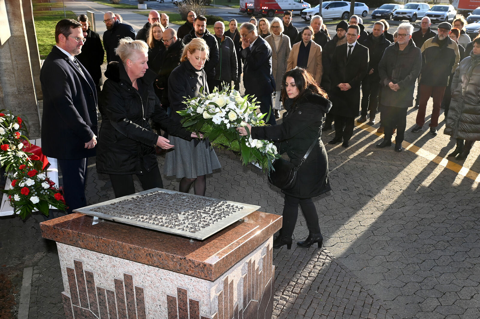 Legten einen Kranz am Gedenkstein im Werk Wolfsburg nieder: v.l. Nicole Kösling, Kerstin Waltenberg und Daniela Cavallo.