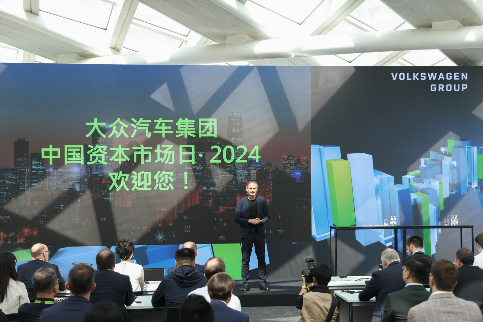 Oliver Blume, CEO Volkswagen Group, spricht auf dem China Kapitalmarkttag 2024 der Volkswagen AG in Peking