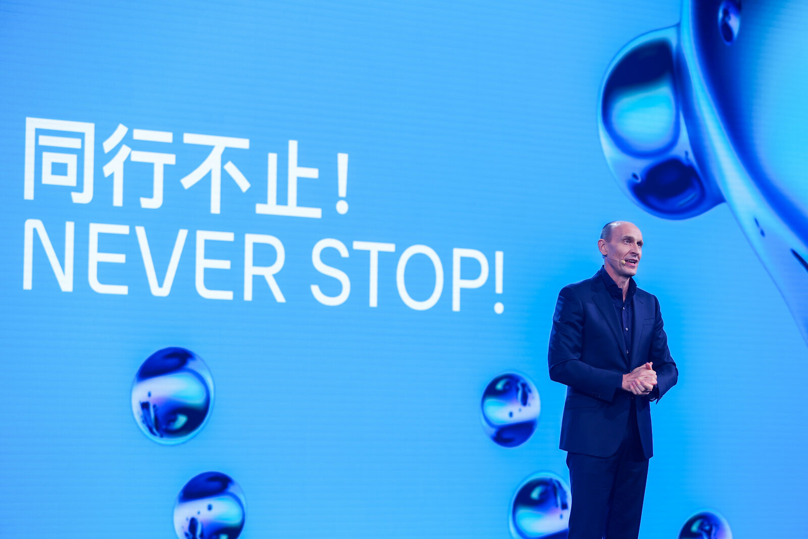 Ralf Brandstätter, Mitglied des Vorstands der Volkswagen AG für China, spricht auf der Volkswagen Group Media Night 2024 in Peking