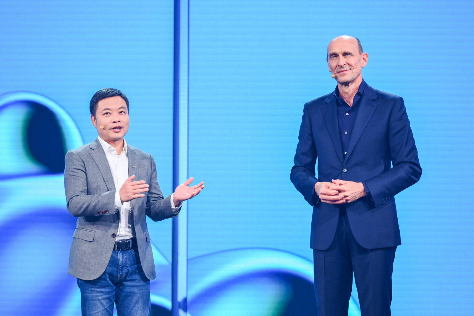 Ralf Brandstätter, Mitglied des Vorstands der Volkswagen AG für China, und He Xiaopeng, Co-Founder, Chairman and CEO XPENG, auf der Volkswagen Group Media Night 2024 in Peking