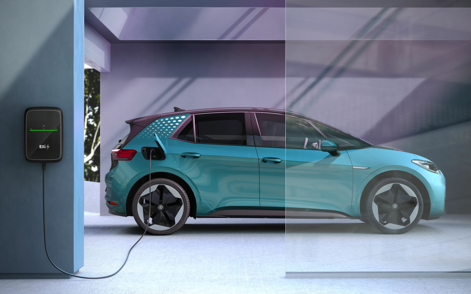 Elektrofahrzeug in Türkis wird in einer modernen Garage an einer Wandladestation aufgeladen.
