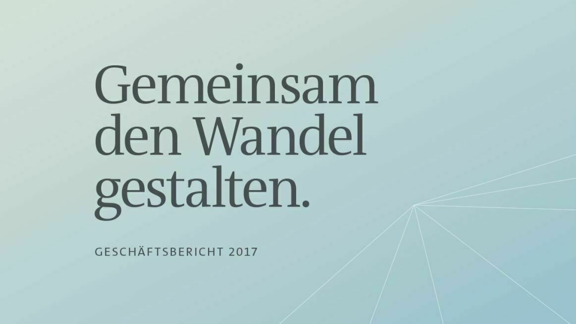 Grafische Darstellung mit dem Text "Gemeinsam den Wandel gestalten." und dem Zusatz "Geschäftsbericht 2017", gestaltet in Blautönen mit abstrakten Linien.