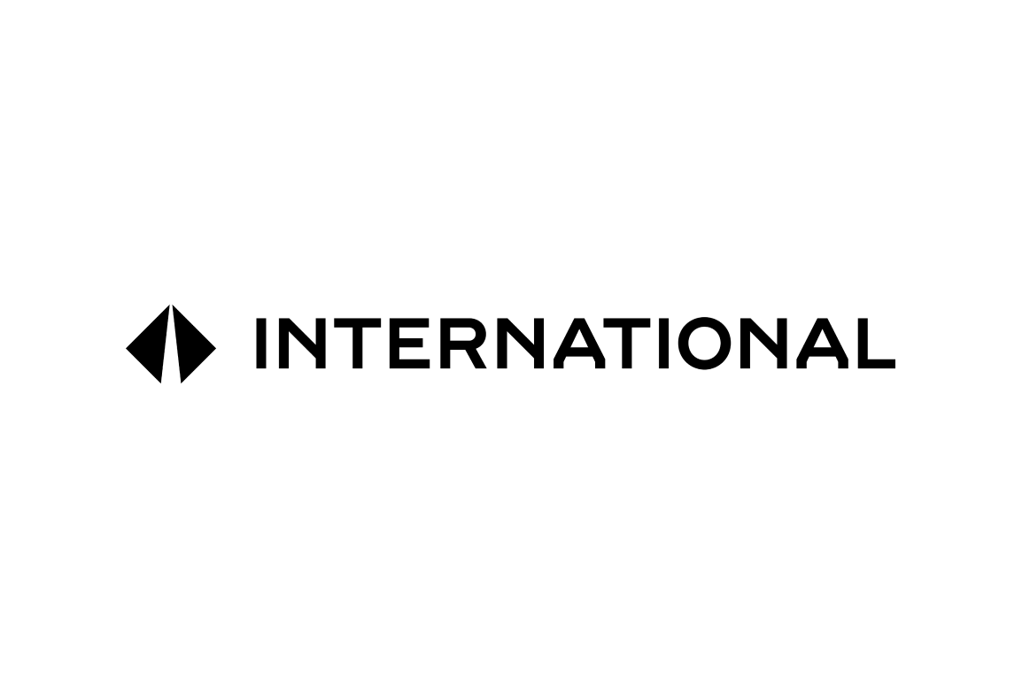 Logo „International“ in Schwarz-Weiß, zeigt schlichte, moderne Typografie und Symbol.