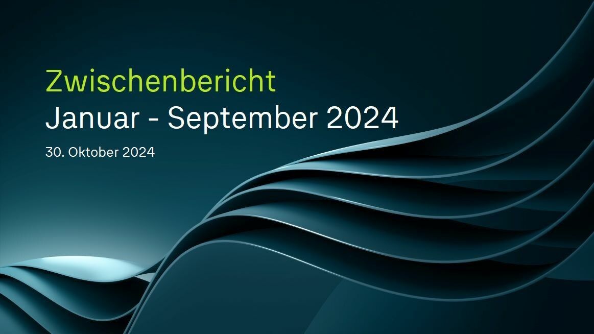 Präsentationstitelbild „Zwischenbericht Januar - September 2024“ mit einem abstrakten, geschwungenen Design.