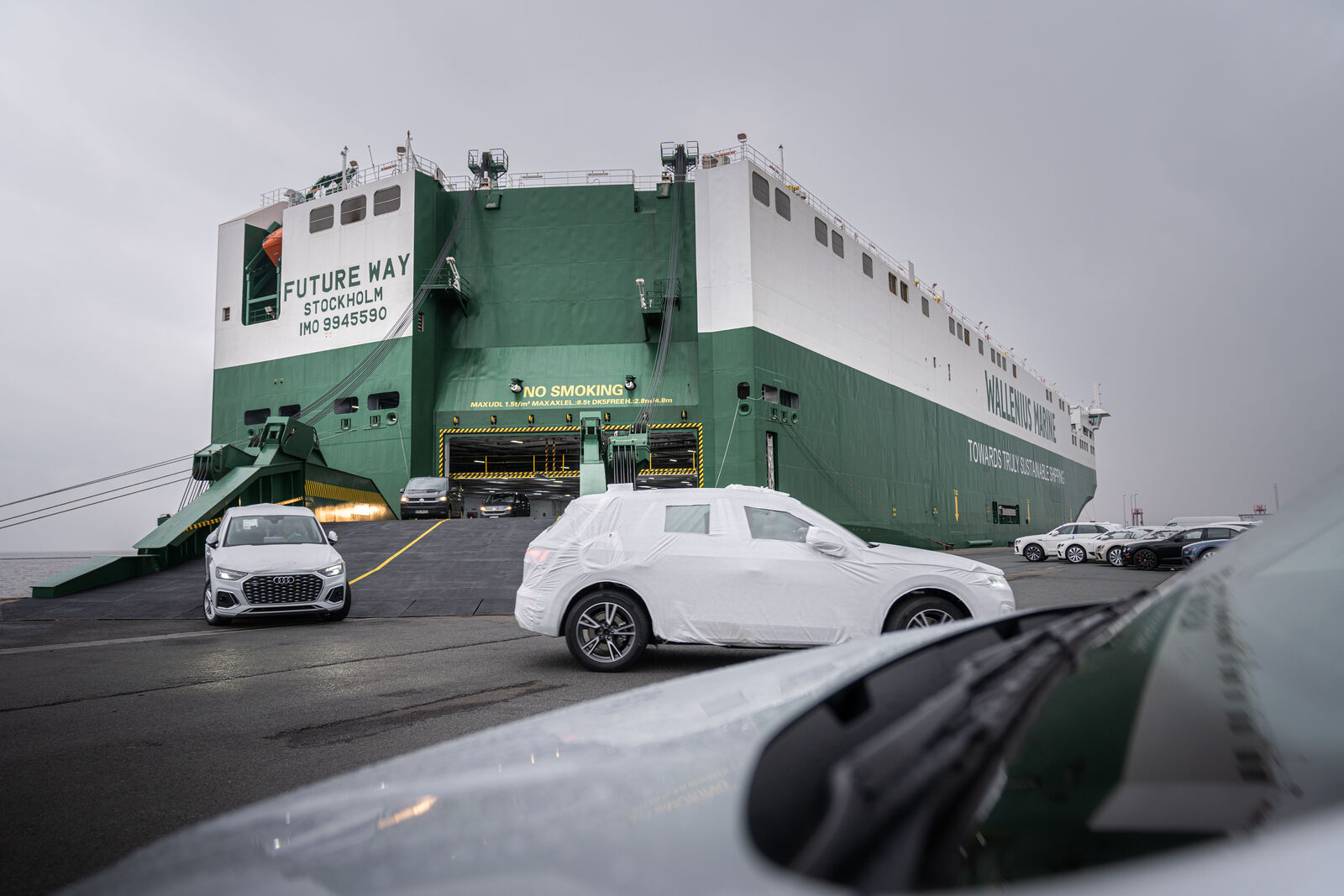 Unloading vehicles in the port of Emden