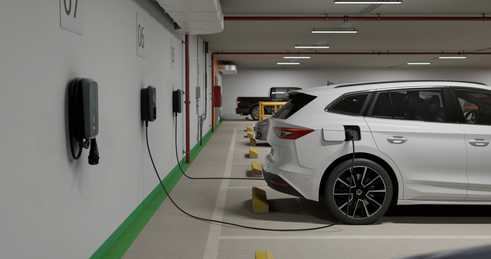 Ein E-Auto wird in einer Tiefgarage an einer Ladestation aufgeladen.