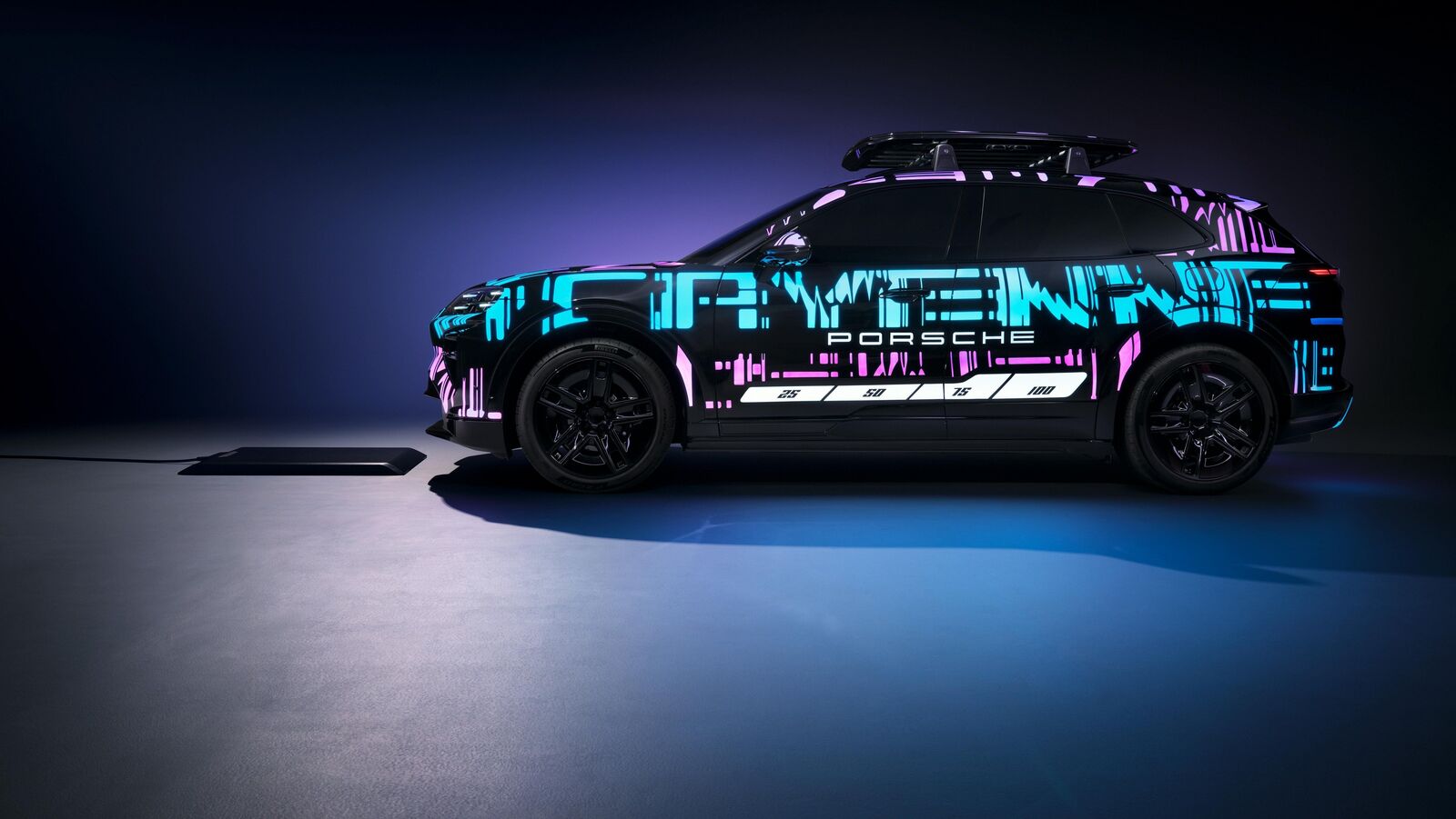Porsche SUV mit leuchtendem, futuristischem Folien-Design im Studio, angeschlossen an eine Ladeplatte.