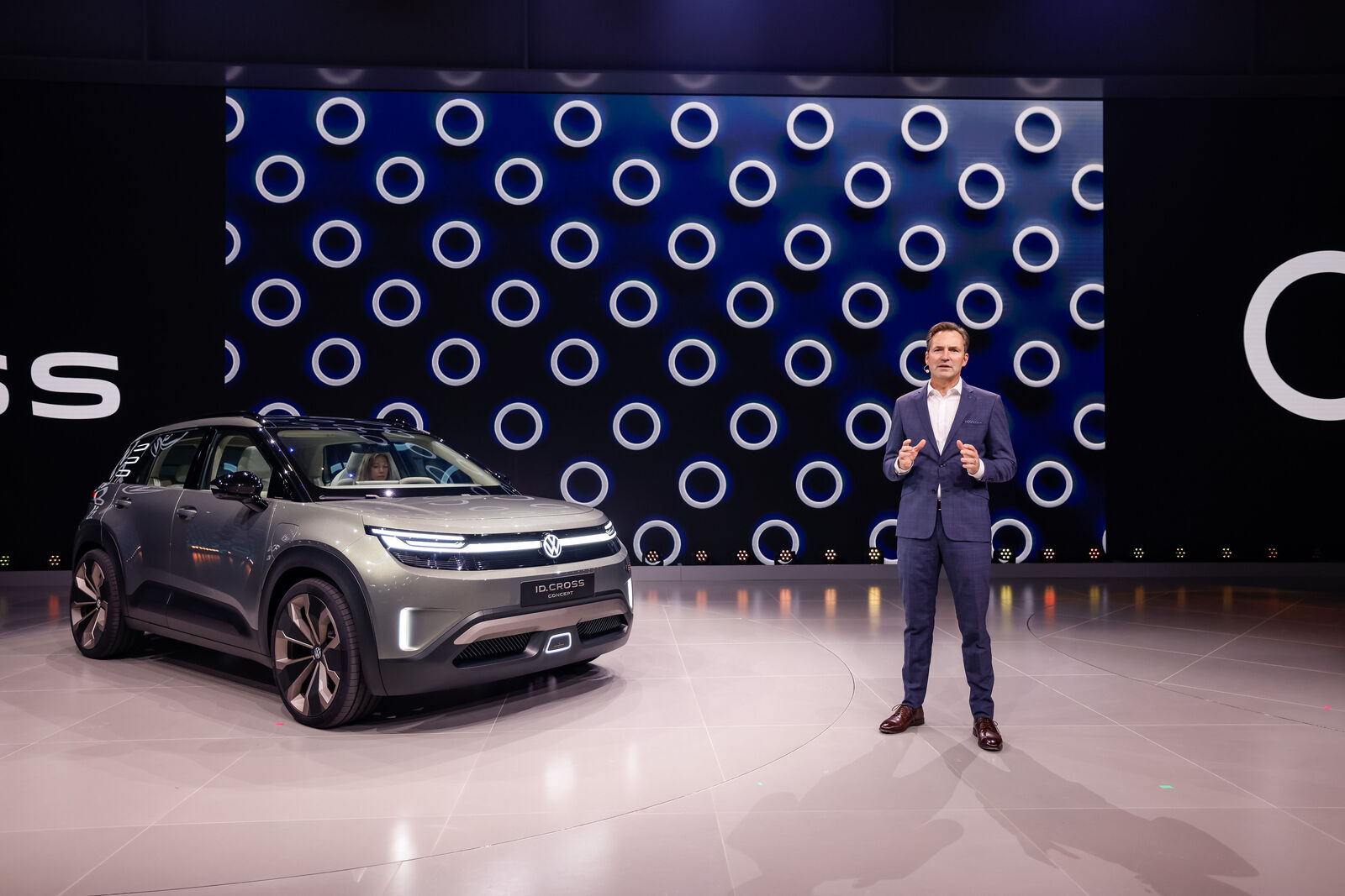 Thomas Schäfer with the ID. CROSS Concept SUV.