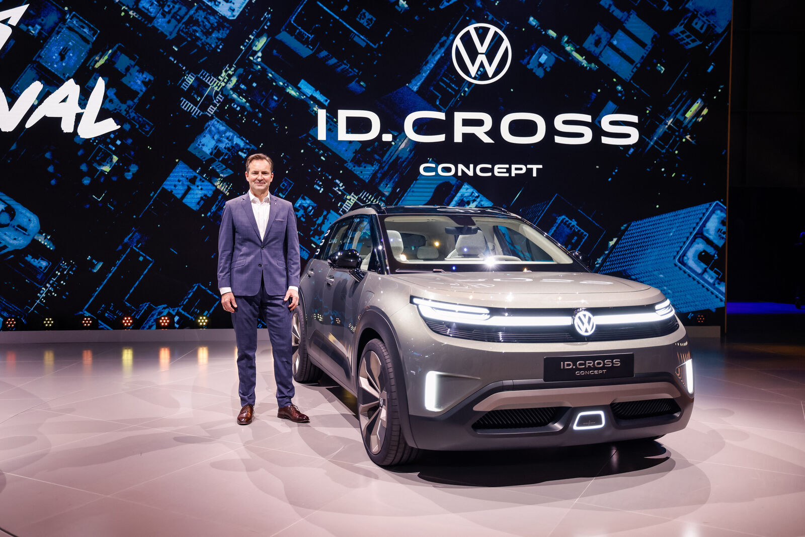 Thomas Schäfer with the ID. CROSS Concept SUV.