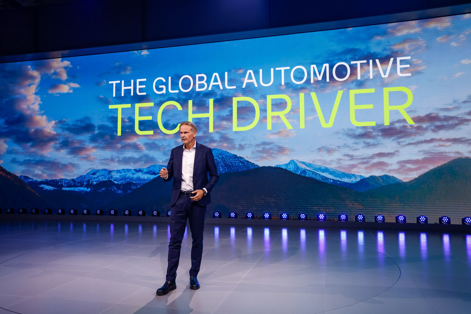 Oliver Blume auf dem Messestand der Volkswagen Group.