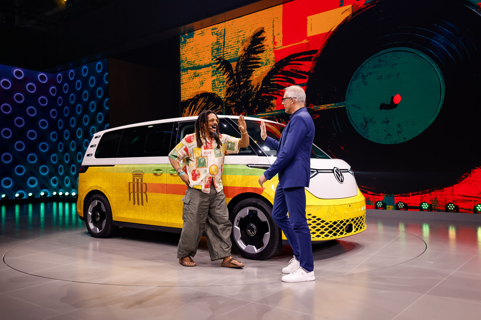 Rohan Marley und Stefan Mecha feiern 75 Jahre VW Bus – Vom T1 bis zum ID. Buzz AD