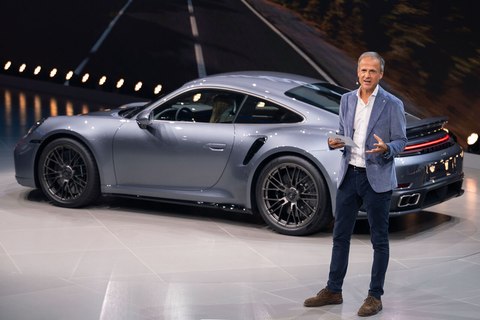Michael Mauer, Leiter Konzerndesign und Chefdesigner bei Porsche, während des Panel Talk "Design Drives Distinction"
